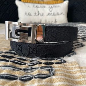 Gucci black monogrammed logo belt sz 30-36"